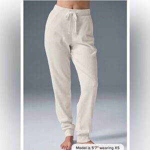 Alo Yoga Muse Sweatpants in Ivory